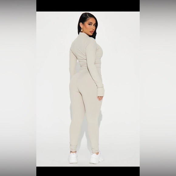 Fashion Nova Taupe Amalie Elevate Active Set - Picture 4 of 10